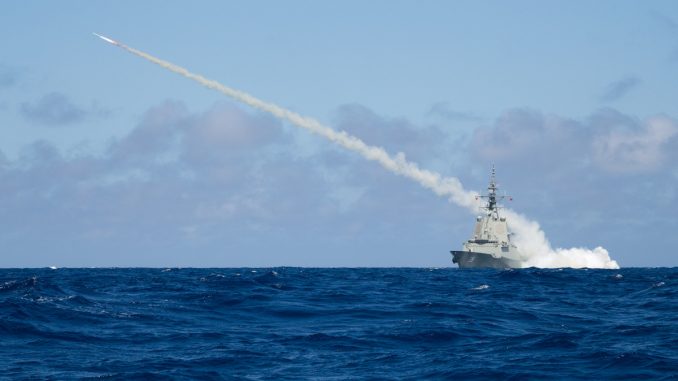 Destructor clase Hobart de la Armada Real Australiana lanzando un misil Harpoon. Fuente - Real Armada Australiana. Destructor clase Hobart de la Armada Real Australiana lanzando un misil Harpoon. Fuente - Real Armada Australiana.