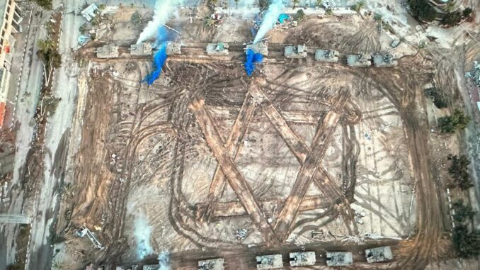 Carros de combate y blindados israelíes tras dibujar una estrella de David sobre lo que era un supuesto campo de instrucción de Hamás en el norte de Gaza. Fuente - @jpartej Carros de combate y blindados israelíes tras dibujar una estrella de David sobre lo que era un supuesto campo de instrucción de Hamás en el norte de Gaza. Fuente - @jpartej